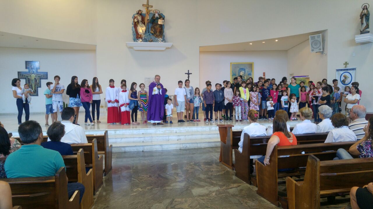 Missa da catequese reúne pais e catequizandos