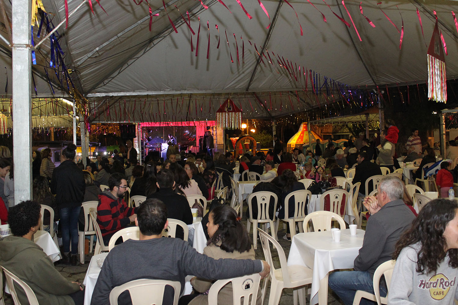 Sábado a noite com muita alegria e devoção na festa da SSMA Trindade!