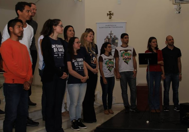 Jovens participam e confraternizam no encerramento da Semana da Família