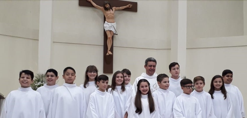 Crianças da Comunidade São Bento e Guadalupe recebem Primeira Eucaristia