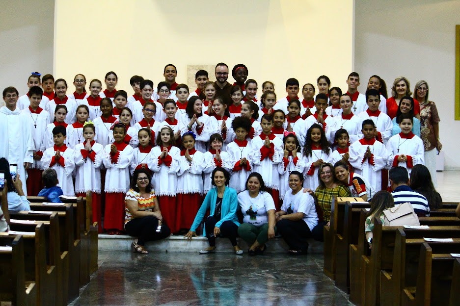 Paróquia acolhe novos Coroinhas e celebra renovação de compromisso