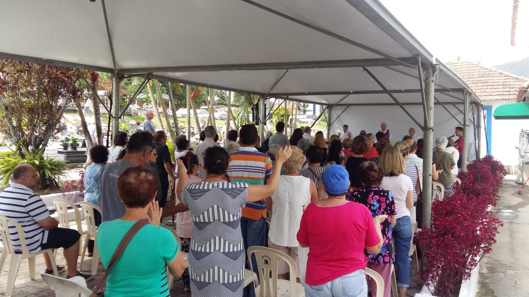 Fiéis participam de celebrações de Finados