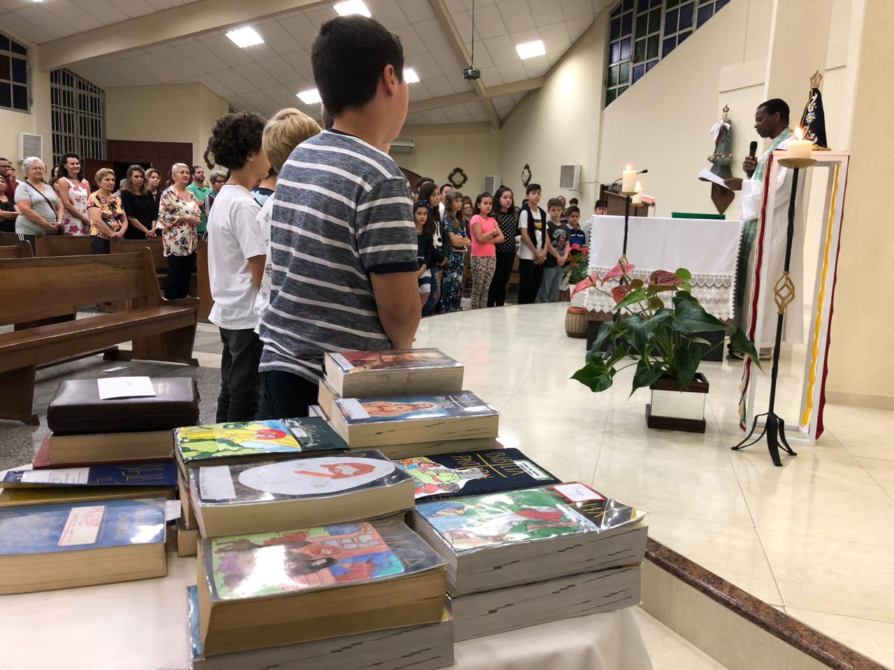 IVC: crianças recebem a Bíblia na Celebração da Palavra