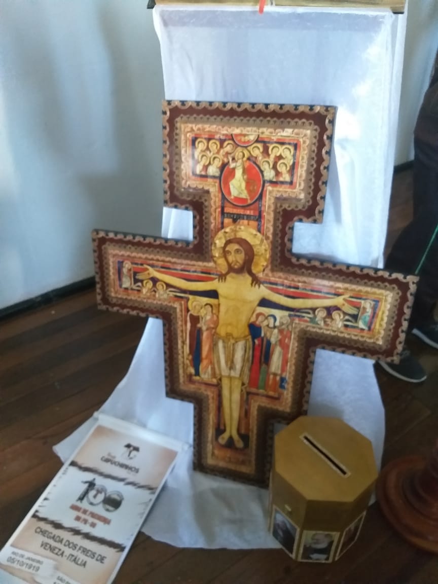 Paróquia recebe a Cruz de São Damião e reza pela II Jornada da Juventude Capuchinha