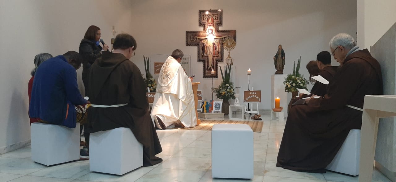 Adoração ao Santíssimo Sacramento abre Mês Vocacional