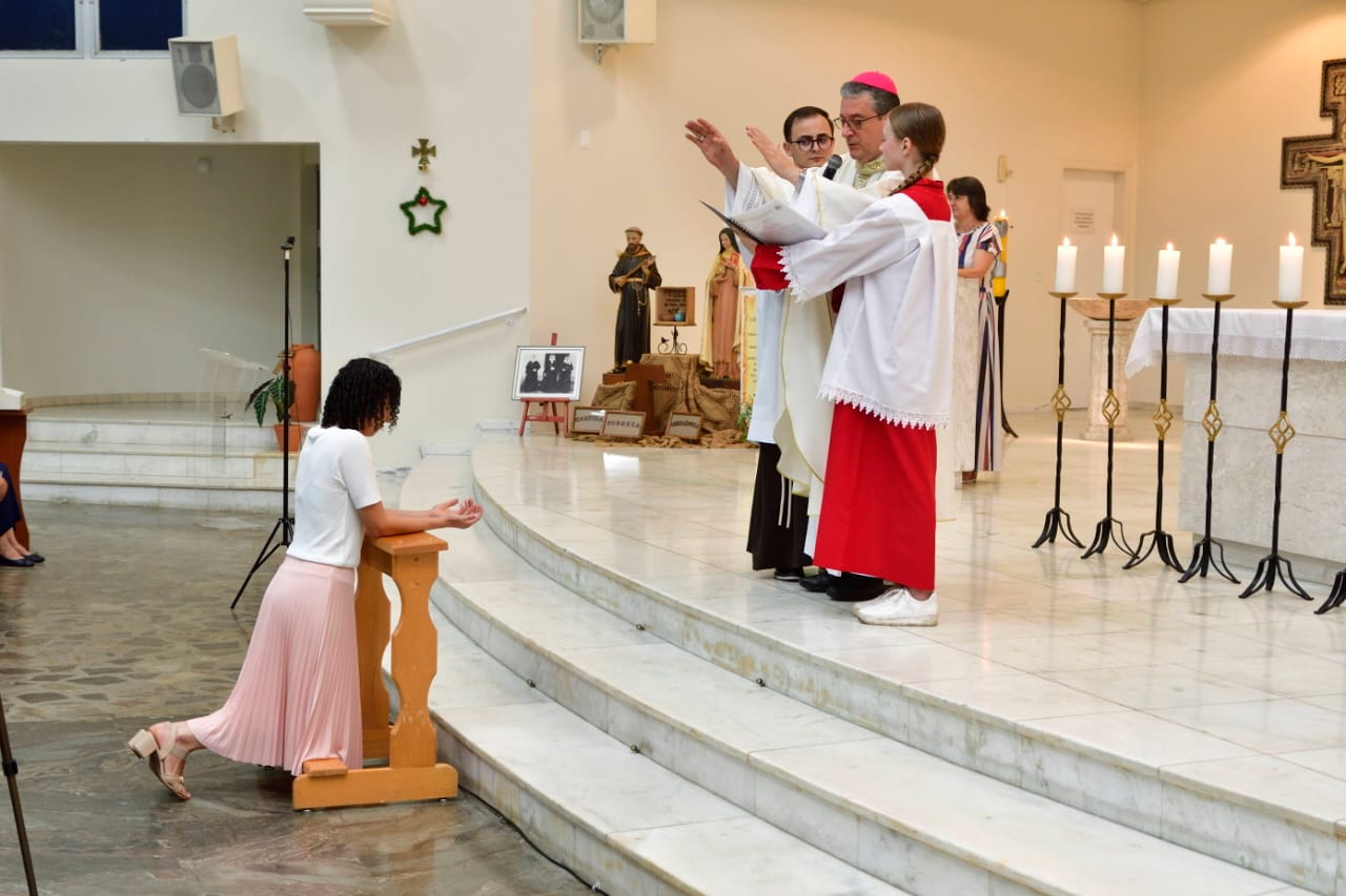 Irmã Alice dos Santos professa consagração definitiva na Congregação das Irmãs Catequistas Franciscanas